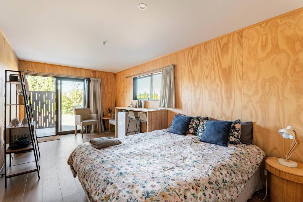 Cosy Studio With Mountain Views Lägenhet Wanaka Exteriör bild