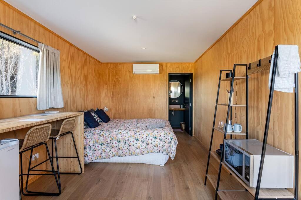 Cosy Studio With Mountain Views Lägenhet Wanaka Exteriör bild