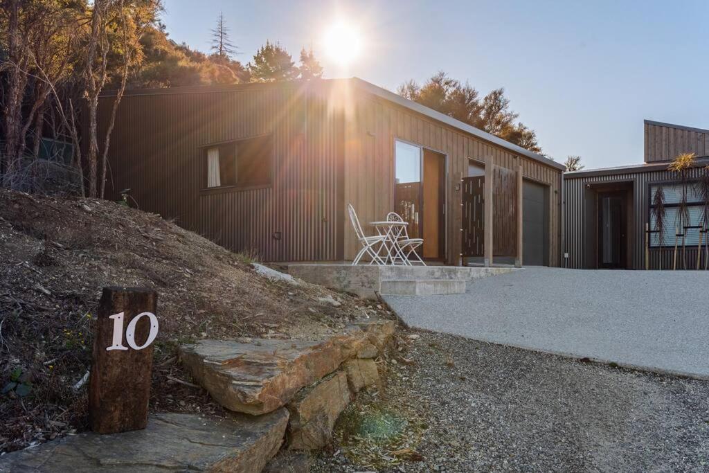 Cosy Studio With Mountain Views Lägenhet Wanaka Exteriör bild